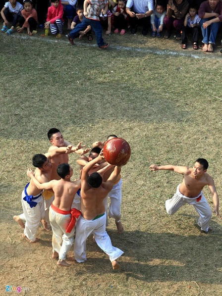 Trai Hà Nội cởi trần thi vật